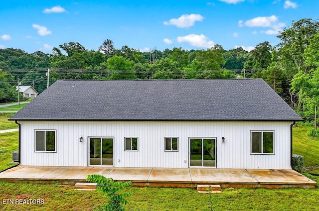 1570 W Dumplin Valley Rd, Dandridge, TN 37725 - rear view of house featuring roof with shingles, a lawn, a deck, and a wooded view