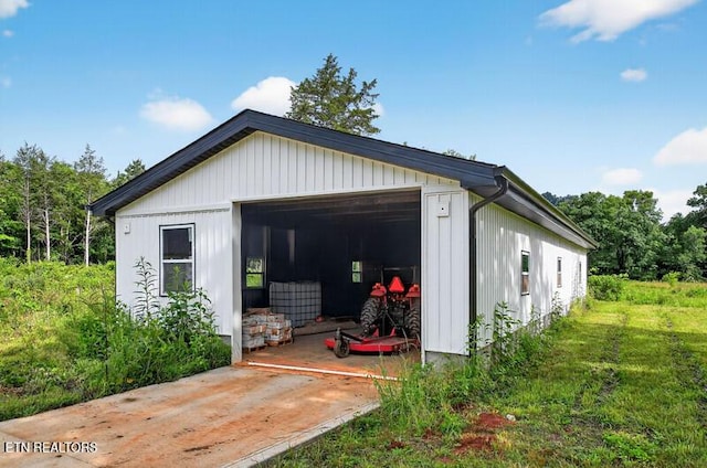 1570 W Dumplin Valley Rd, Dandridge, TN 37725 - view of outbuilding featuring driveway