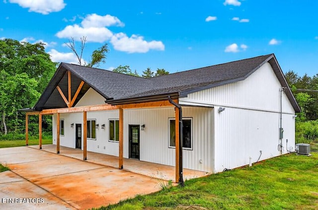 1570 W Dumplin Valley Rd, Dandridge, TN 37725 - view of front of property with a patio area, a front yard, and roof with shingles