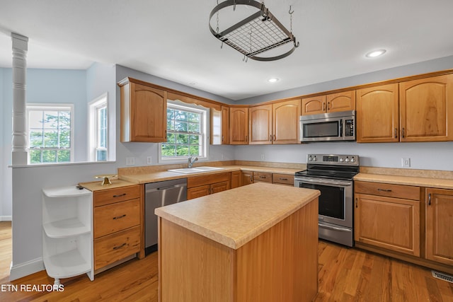 4040 Roundtop Dr, Sevierville, TN 37862 - kitchen featuring appliances with stainless steel finishes, light countertops, light wood-style flooring, recessed lighting, and a kitchen island