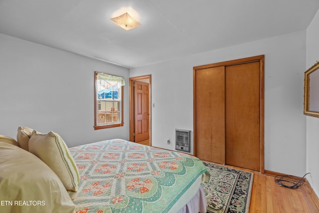 5400 Parkdale Rd, Knoxville, TN 37912 - bedroom with wood finished floors, heating unit, and a closet