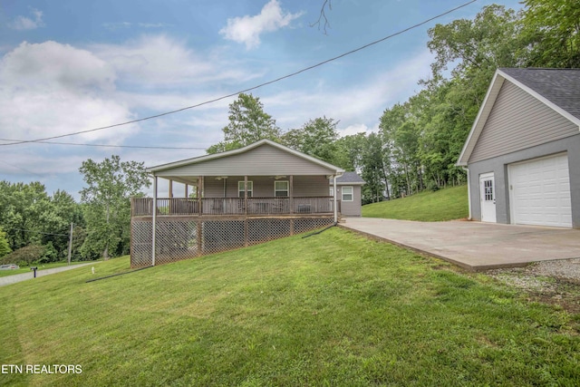 1359 Byrd Cir, Kingston, TN 37763 - view of front facade featuring covered porch, driveway, and a front lawn