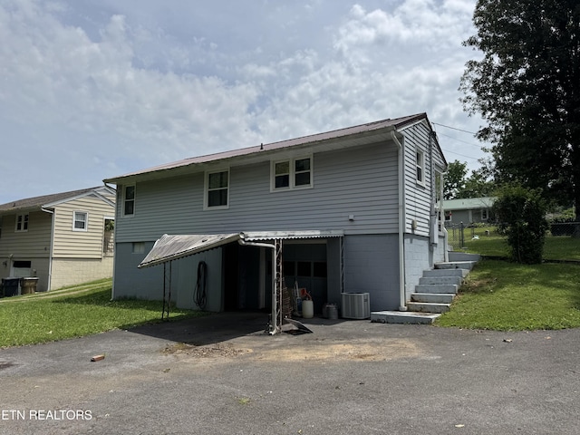 2101 NW Chillicothe St, Knoxville, TN 37921 - rear view of property featuring driveway, a garage, and a yard