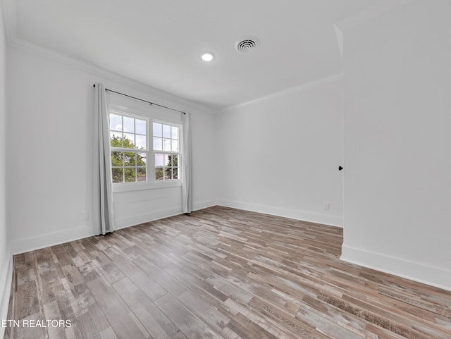 1100 Cedar Ln, Knoxville, TN 37912 - empty room featuring ornamental molding, light wood-style flooring, and recessed lighting