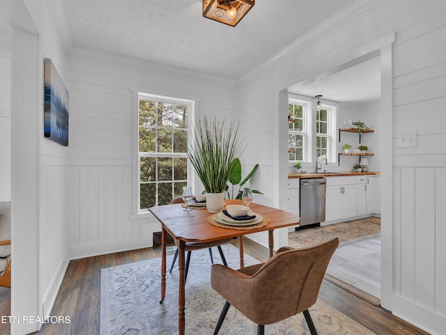 1100 Cedar Ln, Knoxville, TN 37912 - dining space featuring a decorative wall, wood-type flooring, ornamental molding, and a textured ceiling