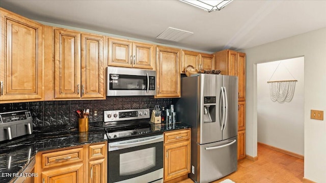 573 Hilltop Dr, Jacksboro, TN 37757 - kitchen with stainless steel appliances, tasteful backsplash, light wood-type flooring, and dark stone counters