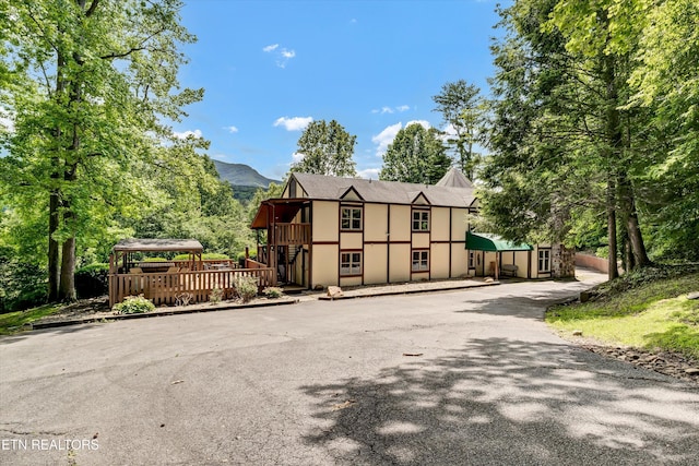 3950 Castle Rd, Gatlinburg, TN 37738 - view of front of home featuring asphalt driveway, stucco siding, and a mountain view