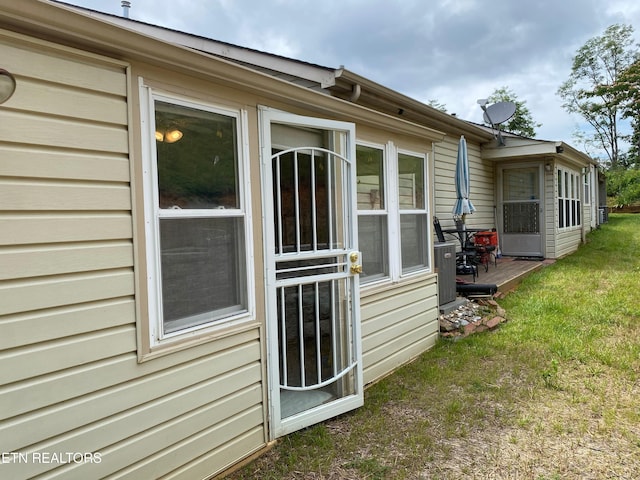 209 Commander Way, Knoxville, TN 37934 - view of side of home with a wooden deck and a lawn