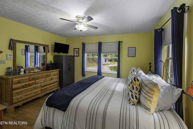 113 Skyland Ln, Powell, TN 37849 - bedroom with hardwood / wood-style floors, a textured ceiling, and a ceiling fan