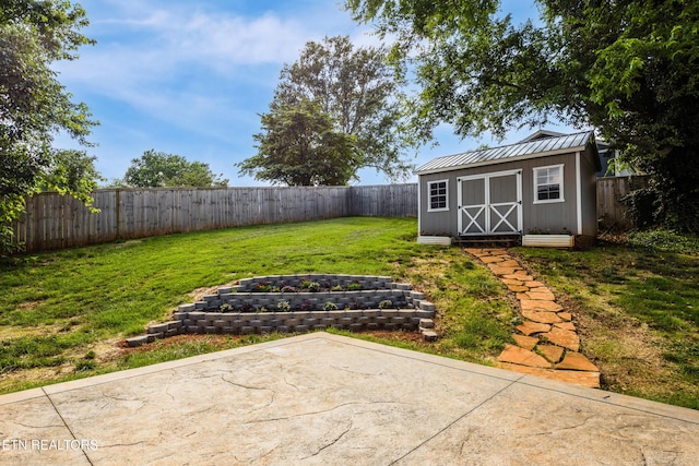 4313 Midview Ln, Knoxville, TN 37938 - fenced backyard featuring a storage unit and a patio area