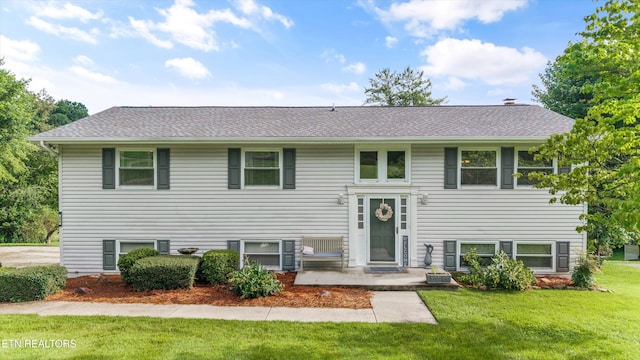 374 Farmer Hollow Rd, Clinton, TN 37716 - split foyer home with a front yard and a shingled roof