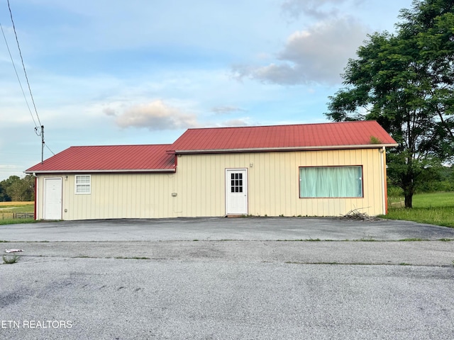 5521 S York Hwy, Grimsley, TN 38565 - view of property featuring driveway