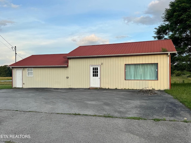 5521 S York Hwy, Grimsley, TN 38565 - view of garage