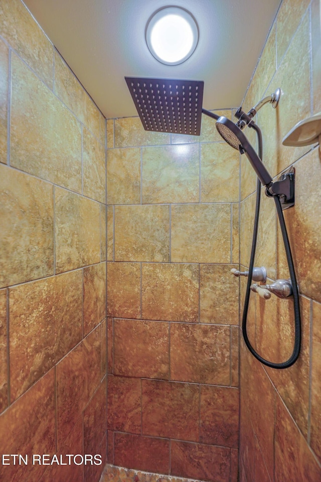 109 Wedgewood Rd, Oak Ridge, TN 37830 - bathroom view of a tile shower