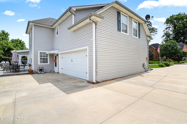 7110 Royal Springs Blvd, Knoxville, TN 37918 - view of side of home featuring concrete driveway and an attached garage