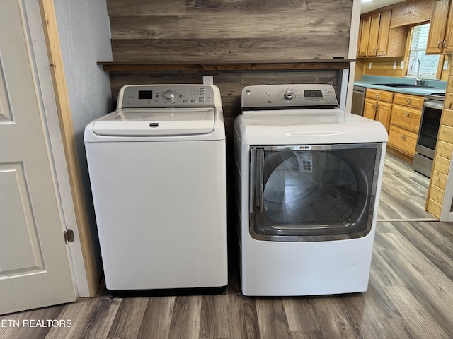 109 Henry Mayfield Rd, Tellico Plains, TN 37385 - laundry area featuring independent washer and dryer and wood finished floors