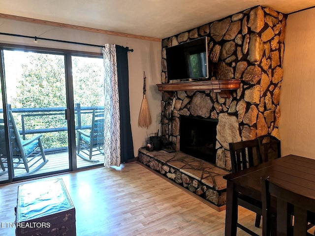 1081 Cove Rd Unit 623, Sevierville, TN 37876 - living area featuring light wood-style floors, a fireplace, and ornamental molding