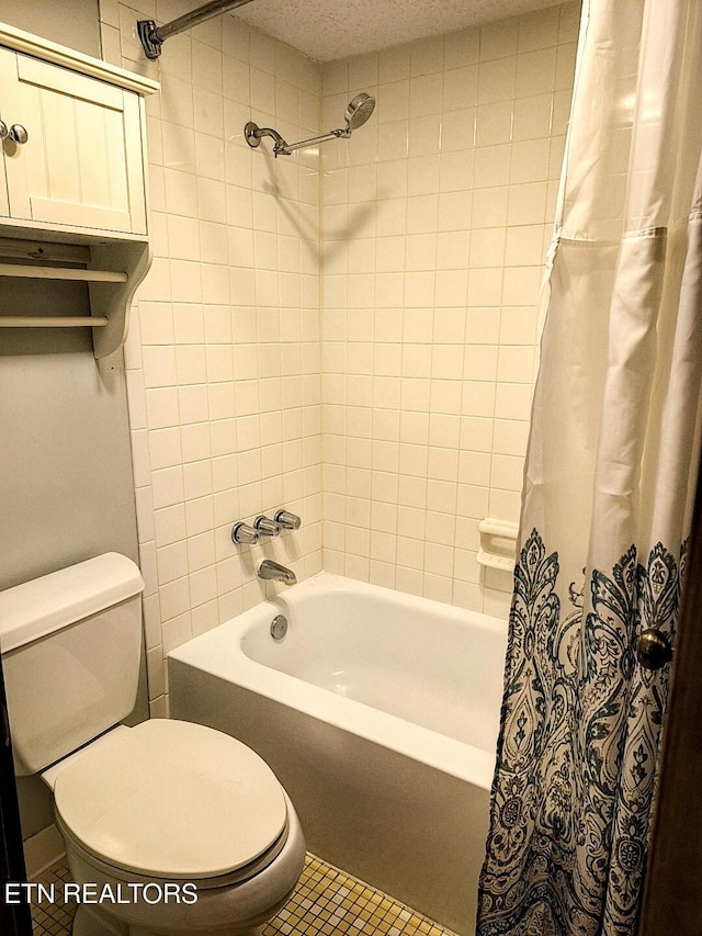 1081 Cove Rd Unit 623, Sevierville, TN 37876 - bathroom featuring shower / bathtub combination with curtain and toilet