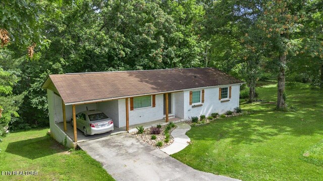 150 Scott Dr, Huntsville, TN 37756 - ranch-style home featuring an attached carport, a front yard, roof with shingles, asphalt driveway, and stucco siding