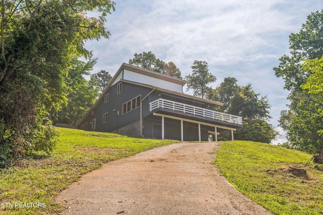 769 Gilmore Rd, Bean Station, TN 37708 - view of front of property with driveway, a wooden deck, and a front yard