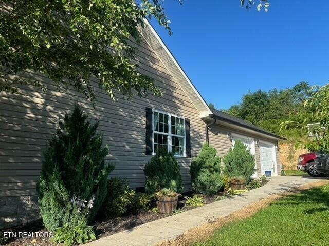 331 Hardin Rd, Dunlap, TN 37327 - view of side of home with a garage