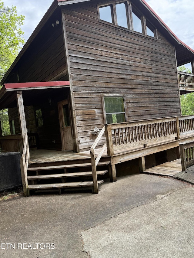 1960 Regans Ridge Way, Sevierville, TN 37876 - back of property with a wooden deck