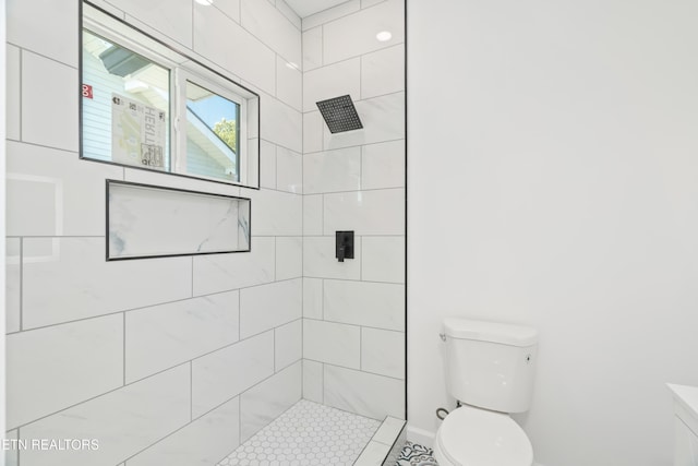 2824 Linden Ave, Knoxville, TN 37914 - bathroom featuring a tile shower and vanity