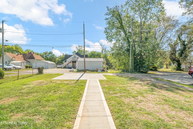 2824 Linden Ave, Knoxville, TN 37914 - view of yard with driveway and an outdoor structure