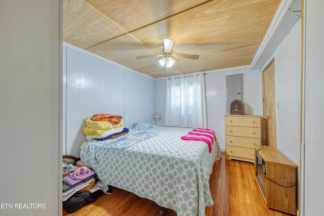 5271 Vardy Blackwater Rd, Sneedville, TN 37869 - bedroom featuring hardwood / wood-style flooring and a ceiling fan