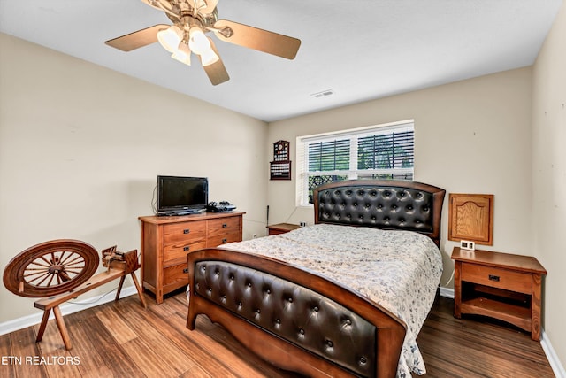 6718 Farmbrook Ln, Knoxville, TN 37918 - bedroom with wood finished floors and a ceiling fan