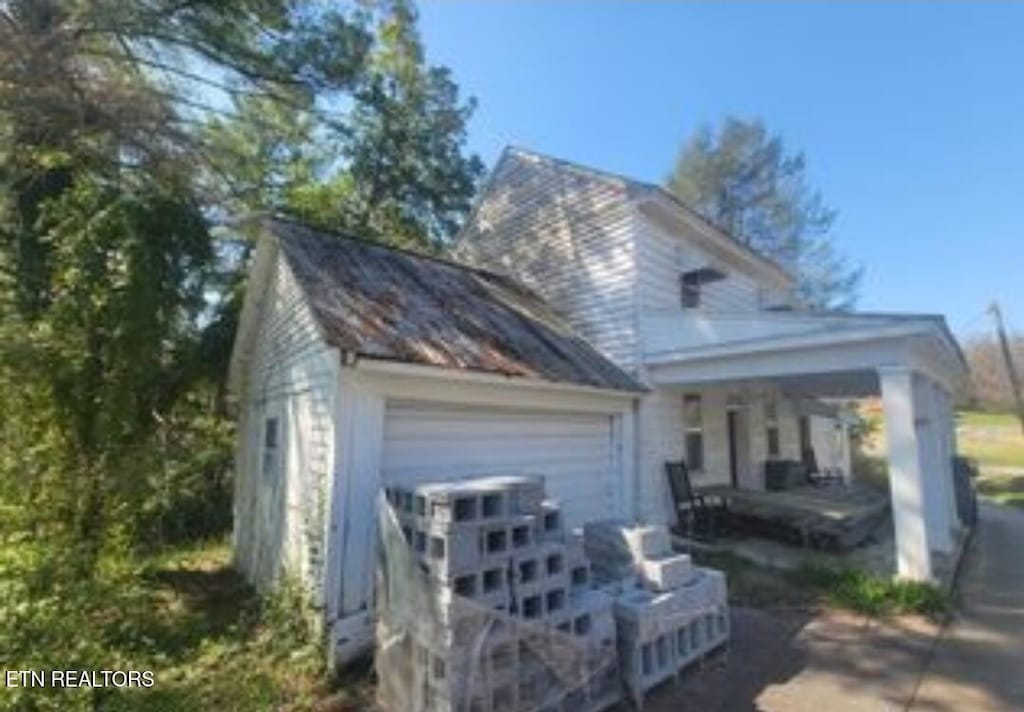 139 W Meeting St, Dandridge, TN 37725 - garage with a porch