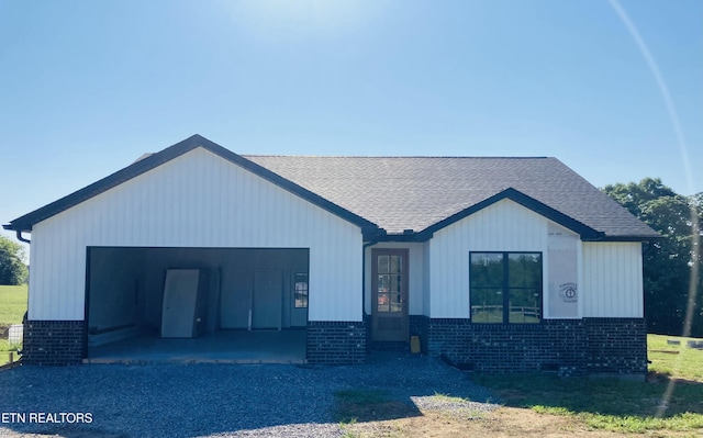 5817 Caldwell Rd, Loudon, TN 37774 - modern farmhouse featuring brick siding and roof with shingles