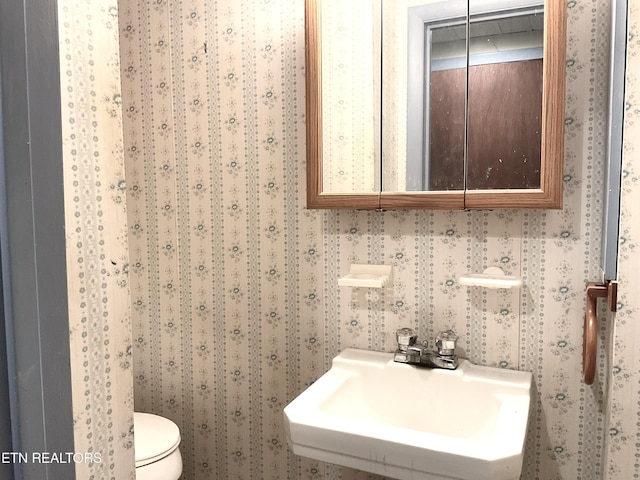 3505 Hackworth Rd, Knoxville, TN 37931 - half bath with a sink and wallpapered walls