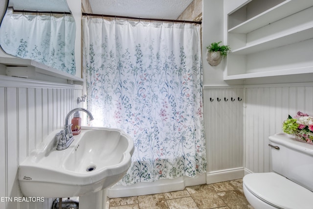 313 Edgewood Cir, Clinton, TN 37716 - full bathroom with shower / bath combo with shower curtain and a textured ceiling