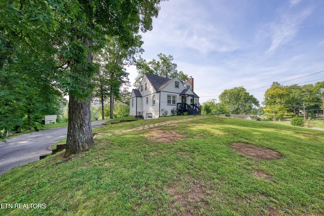 313 Edgewood Cir, Clinton, TN 37716 - view of front of property featuring a chimney and a front lawn