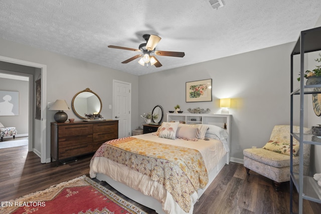 7217 Palermo Rd, Knoxville, TN 37918 - bedroom featuring wood finished floors, a textured ceiling, and a ceiling fan