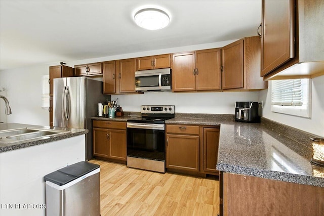 409 Meadow Ln, Middlesboro, KY 40965 - kitchen featuring stainless steel appliances, dark countertops, and healthy amount of natural light