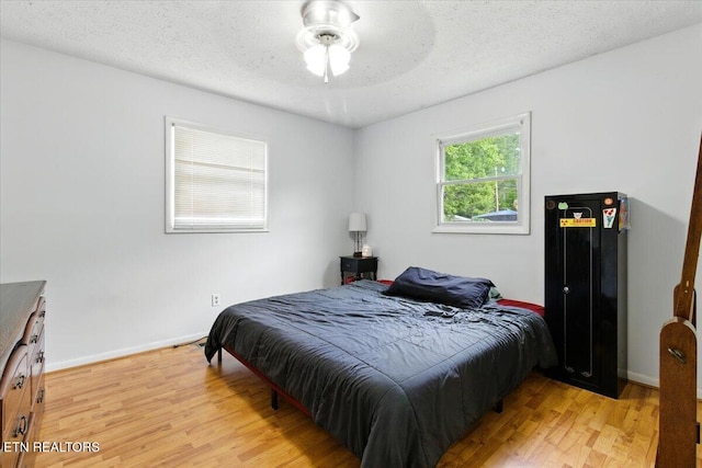 409 Meadow Ln, Middlesboro, KY 40965 - bedroom featuring light wood finished floors and a textured ceiling