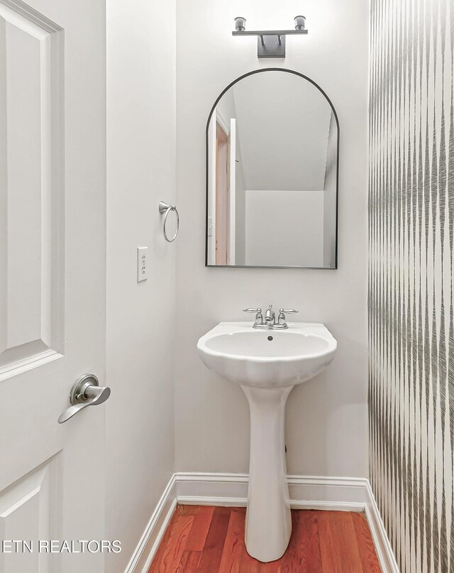 933 Gothic Manor Way, Knoxville, TN 37923 - bathroom featuring wood finished floors and baseboards