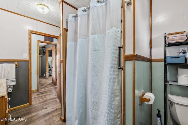 4720 Laws Rd, Del Rio, TN 37727 - full bath with wood finished floors, wainscoting, ornamental molding, and curtained shower