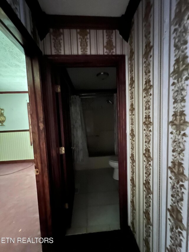 435 Simms Fork Rd, Arjay, KY 40902 - corridor featuring wallpapered walls