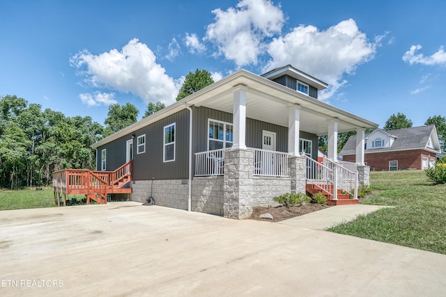 177 Hidden River Ave, Sparta, TN 38583 - view of front facade with covered porch and a front lawn