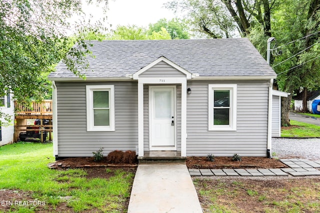 711 E Mountcastle St, Jefferson City, TN 37760 - bungalow-style house featuring roof with shingles and a front yard