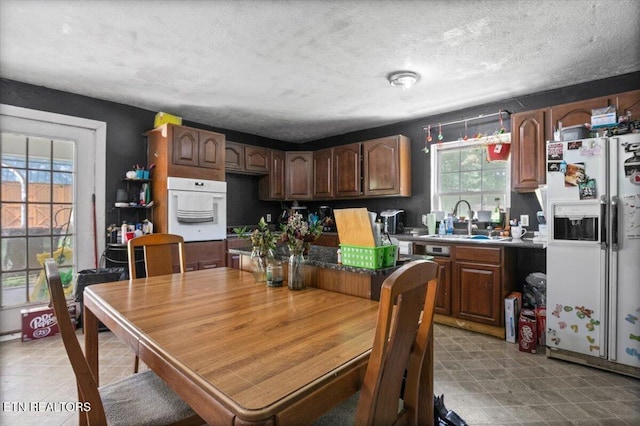330 Dilbeck Ln, Caryville, TN 37714 - kitchen featuring white appliances and a textured ceiling