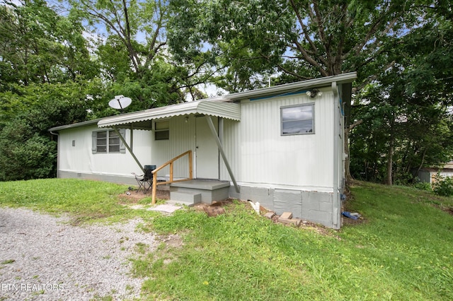 807 E E Chestnut St, Lafollette, TN 37766 - view of front of house with crawl space and a front lawn