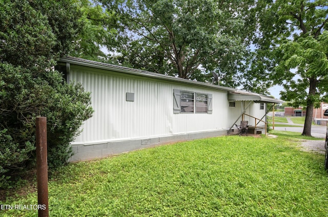807 E E Chestnut St, Lafollette, TN 37766 - view of property exterior featuring a yard
