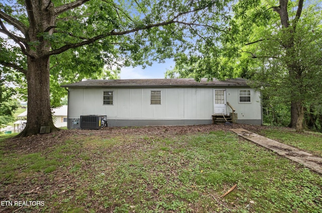 807 E E Chestnut St, Lafollette, TN 37766 - back of house with entry steps