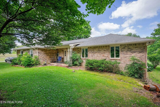 1790 Coon Hunt Rd, Baxter, TN 38544 - single story home featuring brick siding, a front yard, and covered porch