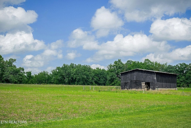 1790 Coon Hunt Rd, Baxter, TN 38544 - view of grassy yard featuring an outdoor structure, a barn, a view of countryside, and a view of trees