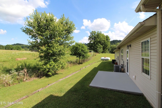 122 Dayflower Way, Maynardville, TN 37807 - view of grassy yard with a patio